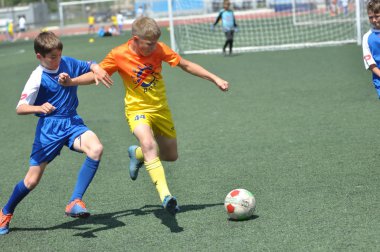 Orenburg, Rusya - 2 Haziran 2019 yıl: Erkekler futbol oynuyor