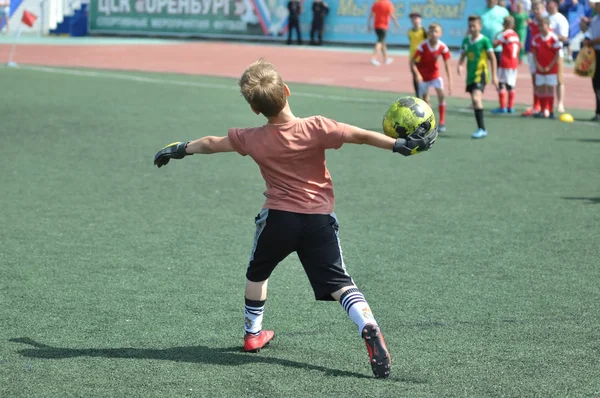 Orenburg, Rusko-2. červen 2019 rok: chlapci hrají fotbal — Stock fotografie