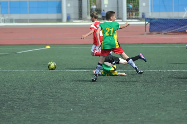 Orenburg, Rosja-2 czerwca 2019 roku: chłopcy grają w piłkę nożną — Zdjęcie stockowe