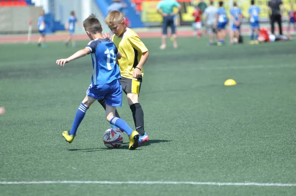 Orenburg, Rusia - 2 de junio de 2019 año: Los niños juegan al fútbol — Foto de Stock
