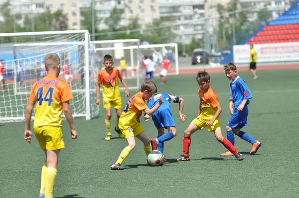Оренбург, Росія-2 червня 2019 року: хлопчики грають у футбол — стокове фото