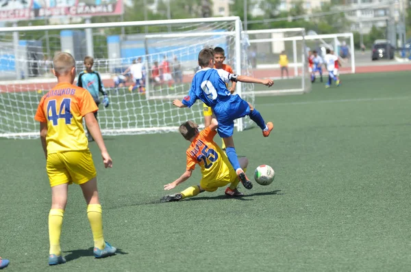 Orenburg, Ryssland-2 juni 2019 år: pojkarna spela fotboll — Stockfoto