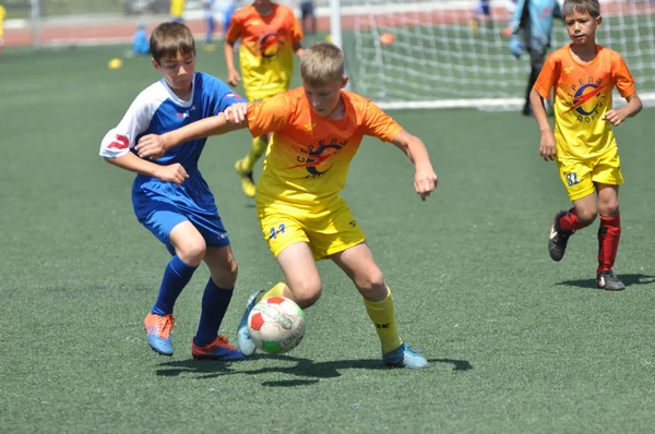 Orenburg, Rusia - 2 de junio de 2019 año: Los niños juegan al fútbol —  Fotos de Stock