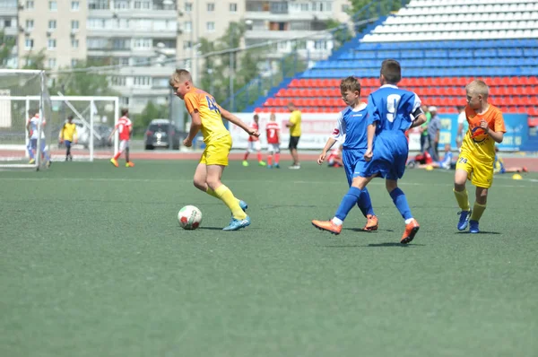 Orenburg, Rusia - 2 de junio de 2019 año: Los niños juegan al fútbol —  Fotos de Stock