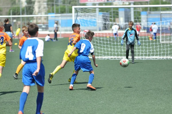 Orenburg, Rusko-2. červen 2019 rok: chlapci hrají fotbal — Stock fotografie