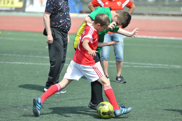 Оренбург, Россия - 2 июня 2019 года: Мальчики играют в футбол Стоковое Изображение