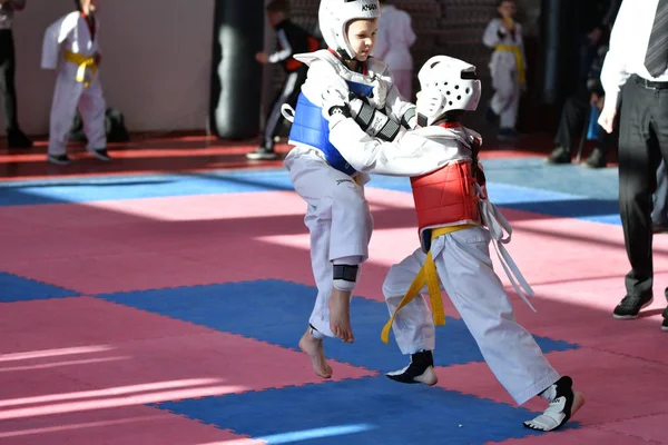 Orenburg, russland - 27. januar 2018 jahre: die kinder messen sich im taekwondo — Stockfoto