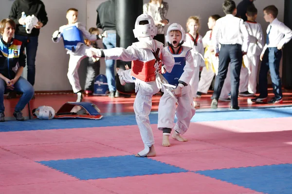 Orenburg, Rosja - lat 27 stycznia 2018: dzieci konkurować w Taekwondo — Zdjęcie stockowe