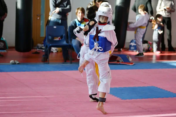 Orenburg, Rusland -, 27 januari 2018 jaar: de kinderen concurreren in Taekwondo — Stockfoto