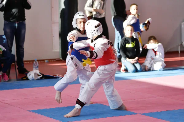 Orenburg, Rusland -, 27 januari 2018 jaar: de kinderen concurreren in Taekwondo — Stockfoto