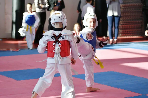 Orenburg, Russia - 27 gennaio 2018 anni: i bambini gareggiano a Taekwondo — Foto Stock