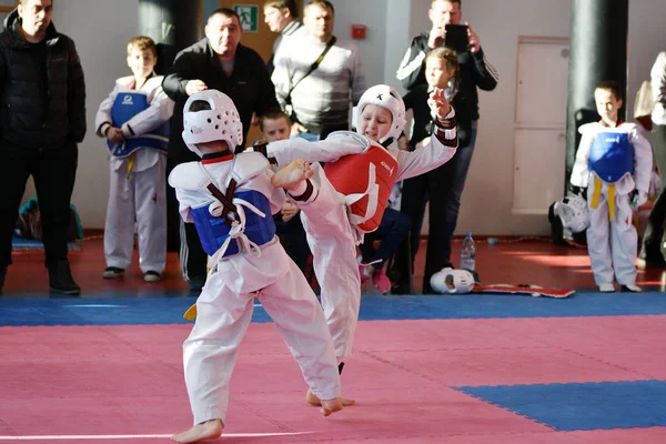 Orenburg, Rússia - 27 de janeiro de 2018: as crianças competem em Taekwondo — Fotografia de Stock