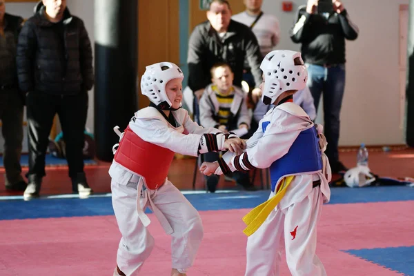 Orenburg, Rusia - 27 de enero de 2018 años: los niños compiten en Taekwondo —  Fotos de Stock