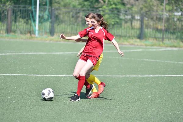 Orenburg, Ryssland-12 juni 2019 år: flickor spelar fotboll — Stockfoto