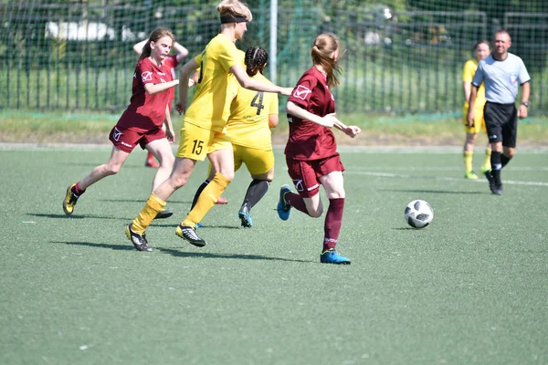 Orenburg, Rosja-12 czerwca 2019 rok: dziewczyny grają w piłkę nożną — Zdjęcie stockowe