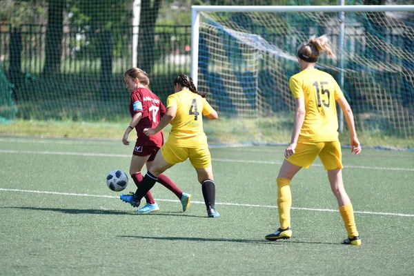 Orenburg, russland - 12. juni 2019 jahr: mädchen spielen fußball — Stockfoto