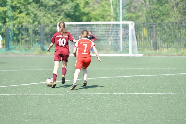 Orenburg, Rusia - 12 de junio de 2019 año: Las niñas juegan fútbol — Foto de Stock