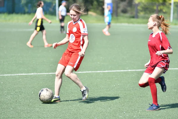 Orenburg, Rusia - 12 de junio de 2019 año: Las niñas juegan fútbol — Foto de Stock