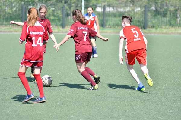 Orenburg, Rússia - 12 Junho 2019 ano: As meninas jogam futebol — Fotografia de Stock