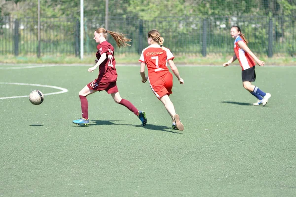 Orenburg, Rosja-12 czerwca 2019 rok: dziewczyny grają w piłkę nożną — Zdjęcie stockowe