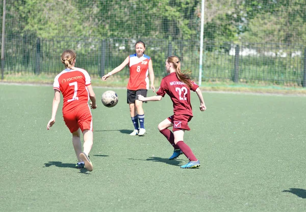 Orenburg, Rusland-12 juni 2019 jaar: meisjes spelen voetbal — Stockfoto