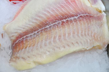 Taze soğutulmuş balık Çarşı'da satılıyor