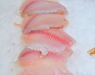 Taze soğutulmuş balık Çarşı'da satılıyor