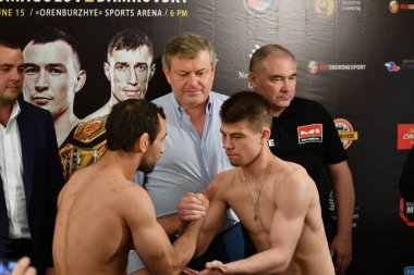 Orenburg, Rusya Federasyonu - 14 Haziran 2018 yıl: ağırlık-in resmi savaşçıları karışık dövüş sanatları (M-1 Challenge 94) turnuvasında 