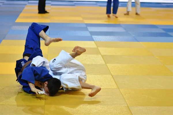 Orenburg, Rusia - 21 de octubre de 2017: Los niños compiten en Judo — Foto de Stock