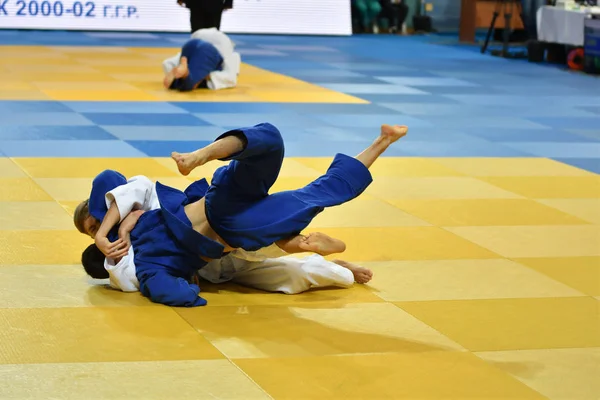 Orenburg, Rusia - 21 de octubre de 2017: Los niños compiten en Judo — Foto de Stock