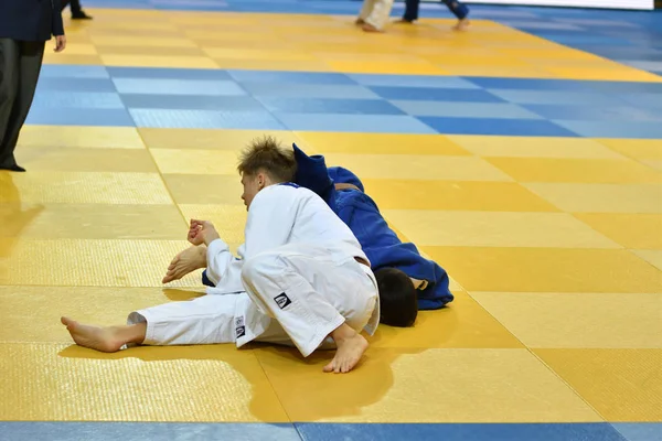 Orenburg, Rusland - 21 oktober 2017: jongens concurreren in Judo — Stockfoto