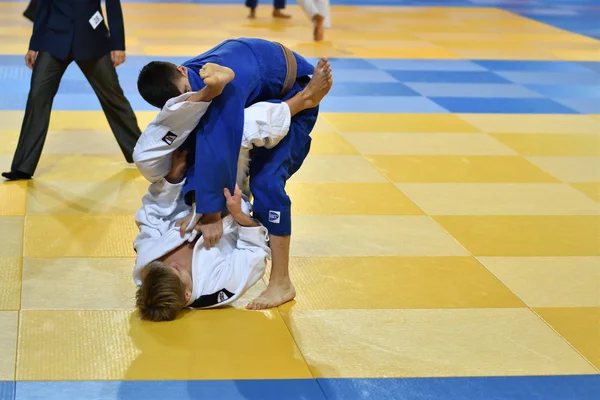 Orenburg, Rusia - 21 de octubre de 2017: Los niños compiten en Judo —  Fotos de Stock