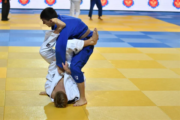 Orenburg, Federacja Rosyjska - 21 października 2017: chłopcy konkurować w Judo — Zdjęcie stockowe