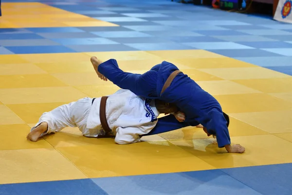 Orenburg, Rusia - 21 Oktober 2017: Anak laki-laki berkompetisi di Judo — Stok Foto