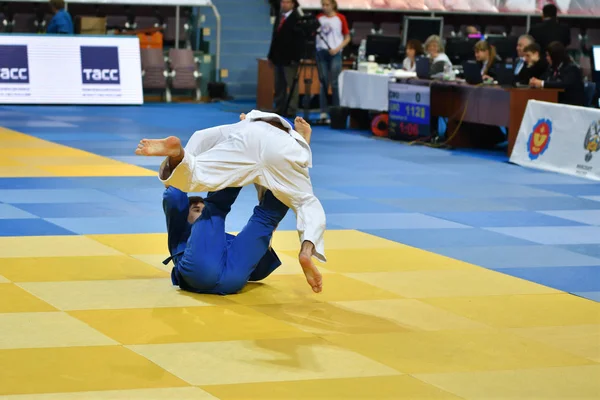 Orenburg, Russland - 21. oktober 2017: Gutter konkurrerer i judo – stockfoto