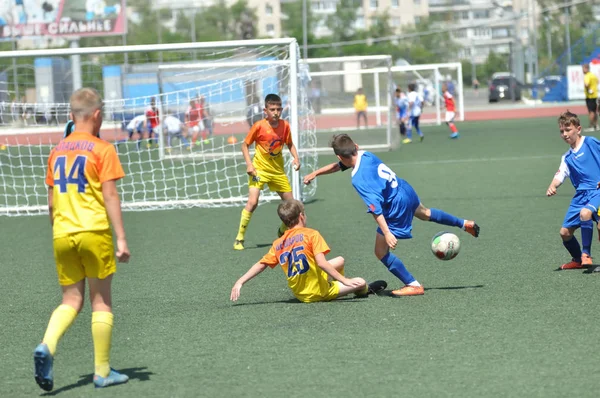 Orenburg, Rusia - 2 de junio de 2019 año: Los niños juegan al fútbol —  Fotos de Stock