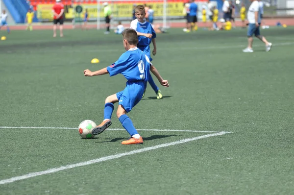 Orenburg, Rusia - 2 de junio de 2019 año: Los niños juegan al fútbol — Foto de Stock