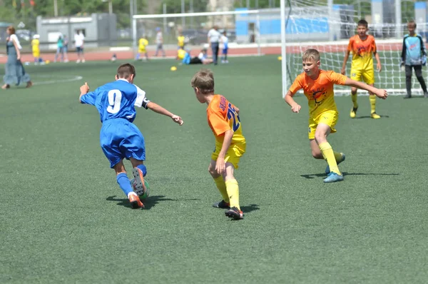 Orenburg, Rosja-2 czerwca 2019 roku: chłopcy grają w piłkę nożną — Zdjęcie stockowe