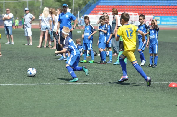 Orenburg, Ryssland-2 juni 2019 år: pojkarna spela fotboll — Stockfoto