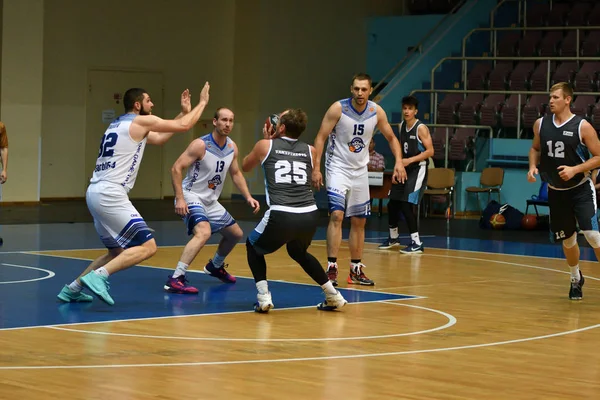 Orenburg, Rusya - 13-16 Haziran 2019 yıl: Erkekler basketbol oynuyor
