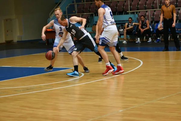 Orenburg, Russia - 13-16 June 2019 year: Men play basketball — Stock Photo, Image