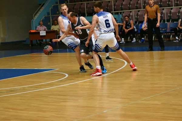 Orenburg, Russia - 13-16 June 2019 year: Men play basketball — Stock Photo, Image