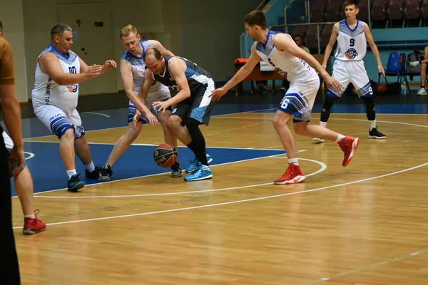 Orenburg, Russia - 13-16 June 2019 year: Men play basketball — Stock Photo, Image