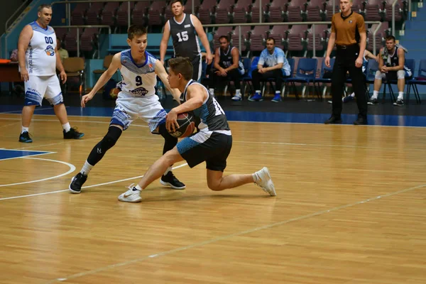 Orenburg, Russia - 13-16 June 2019 year: Men play basketball — Stock Photo, Image