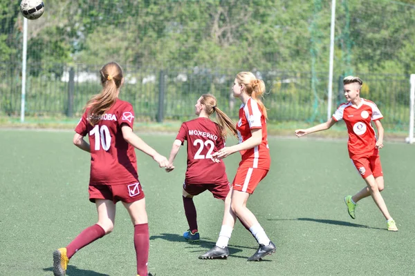 오렌부르크, 러시아 - 12 6월 2019 년 : 여자는 축구를 — 스톡 사진