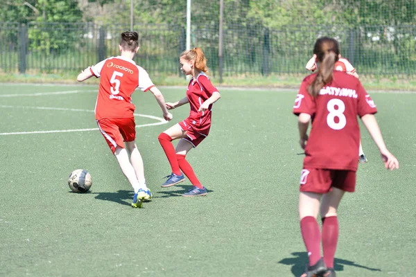 Orenburg, Rússia - 12 Junho 2019 ano: As meninas jogam futebol — Fotografia de Stock