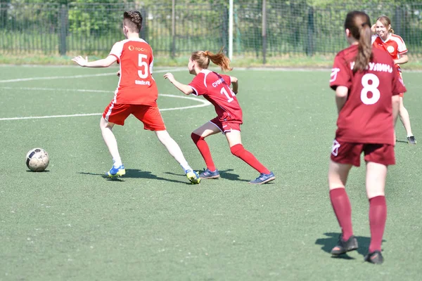 Orenburg, Ryssland-12 juni 2019 år: flickor spelar fotboll — Stockfoto