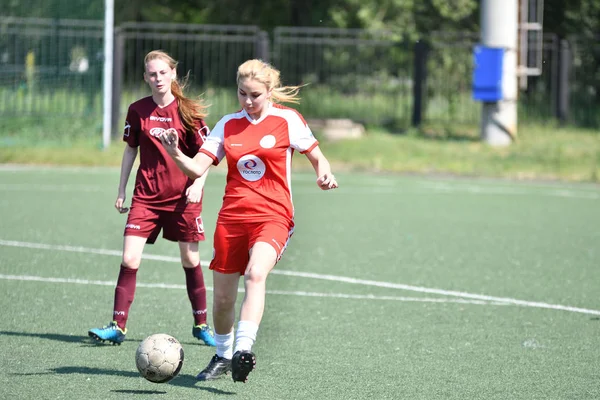 Orenburg, Rússia - 12 Junho 2019 ano: As meninas jogam futebol — Fotografia de Stock
