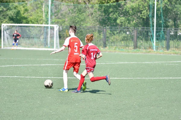 Orenburg, Rusia - 12 de junio de 2019 año: Las niñas juegan fútbol — Foto de Stock