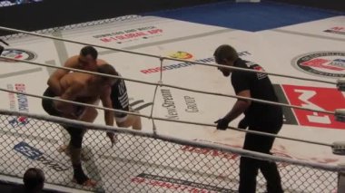 Orenburg, Rusya Federasyonu - 15 Haziran 2018 yıl: savaşçılar karışık dövüş sanatları (M-1 Challenge 94) turnuvasında 